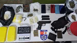 Em Japaratinga, quatro pessoas foram presas sob suspeita de tráfico de drogas e associação para o tráfico. - Foto: Ascom PMAL