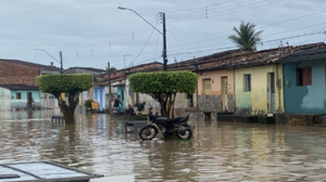 Registro feito em maio, quando o Rio Santo Antônio transbordou e deixou várias ruas alagadas - Defesa Civil de Alagoas