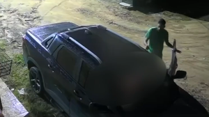 A ação criminosa ocorreu logo após a vítima estacionar o veículo na rua de casa