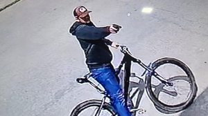 Homem parou em frente à loja e efetuou disparos de arma de fogo contra funcionário - Foto: Reproduçã/SSP