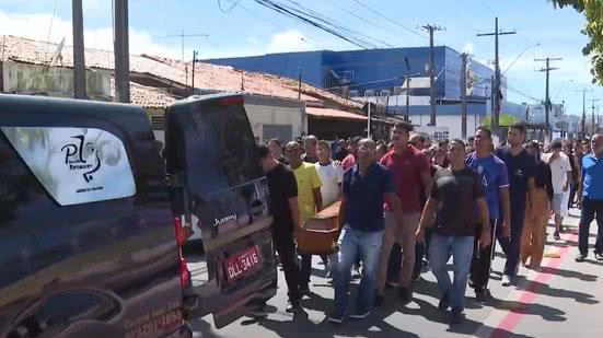 Sargento assassinado pelo cunhado é sepultado sob homenagens e comoção em Maceió - Reprodução / TV Pajuçara
