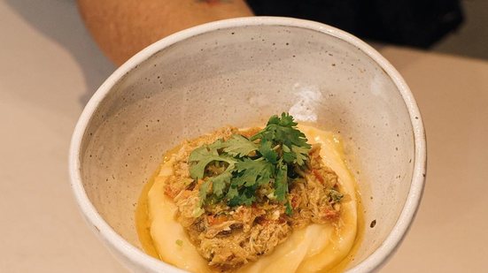 Imagem Siri na manteiga com mingau pitinga: afeto e sabor no “História de Panela”