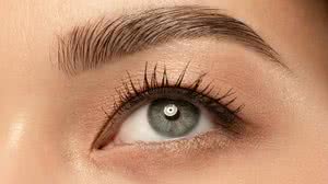 Entenda como funciona o transplante de sobrancelhas e em quais casos é indicado - Freepik