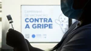 "Essa é a principal forma de prevenir casos graves e óbitos da doença. Com uma boa cobertura vacinal, conseguimos diminuir esse número de hospitalizações no país", diz Tatiana Portella , pesquisadora da Fiocruz - Tomaz Silva / Agência Brasil
