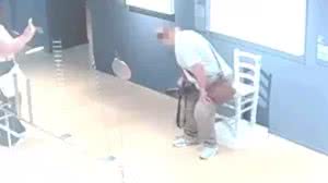 Visitante quebra cadeira em exposição em museu na Itália - Palazzo Maffei / Instagram