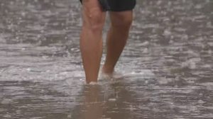 Evite contato com água de enchente e mantenha sua casa limpa. Em caso de sintomas, procure a unidade de saúde mais próxima. - Foto: Reprodução Internet