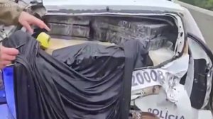 Imagem Vídeo: falsa viatura da Polícia Científica carregada com maconha bate após perseguição