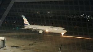 Avião que apresentou falha técnica após decolar no Recife era da Euroatlantic, que operava voo da Azul — - Foto: Luna Markman/TV Globo