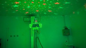 O equipamento é envolto por globos giratórios, que projetam luzes e imagens coloridas - Foto: Divulgação