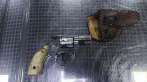 Arma de fogo aprendida com jovem no aeroporto Zumbi dos Palmares - Foto: Cortesia/PCAL