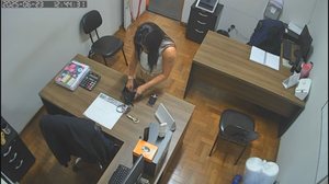 Professora rouba dados de cartões de crédito de colegas em escola no DF. - Foto: Reprodução