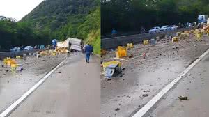 Imagem VÍDEO: acidente com caminhão com caixa de cervejas deixa rodovia bloqueada em AL