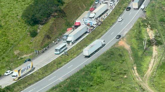 Colisão envolveu seis automóveis, em trecho da BR 101, no município de Joaquim Gomes - Departamento Estadual de Aviação