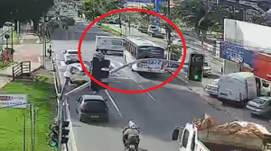 Imagem Vídeo mostra momento exato da colisão entre ambulância e ônibus na Avenida Fernandes Lima