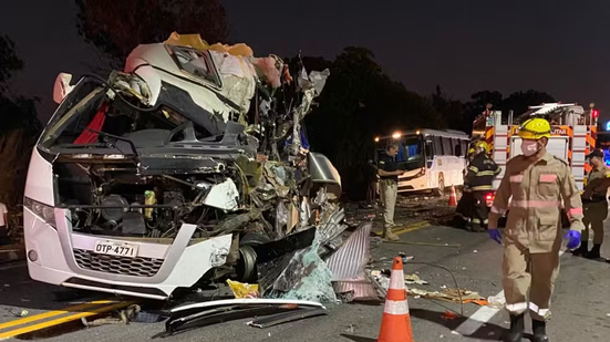 Acidente entre micro-ônibus e caminhão na BR-153, em Porangatu - Foto: Divulgação/Corpo de Bombeiros