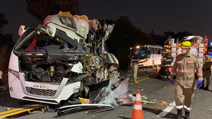 Acidente entre micro-ônibus e caminhão na BR-153, em Porangatu - Foto: Divulgação/Corpo de Bombeiros