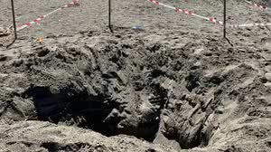 Buraco cavado por crianças em praia de Montalto di Castro, na região de Lácio, Itália - Reprodução / X