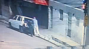 Três homens furtaram o Fiat Uno no início da madrugada do último domingo, 6, no Cidade Universitária - Reprodução