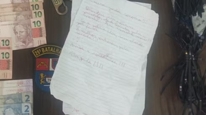 Bilhete com pedido de socorro - Foto: PMPR