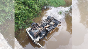 Veículo ficou parcialmente submerso - Foto: Cortesia ao TNH1
