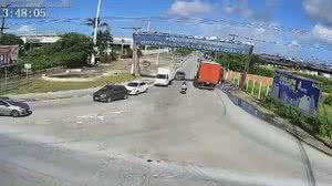 Carga de suco cai de carreta no Distrito Industrial - Reprodução / SSP-AL