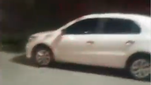 Carro da mulher foi levado pelos criminosos e abandonado logo em seguida - Foto: Reprodução