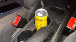 Cerveja parcialmente consumida foi encontrada dentro do veículo, informou a polícia - Foto: Cortesia/PM