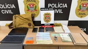 Cheques que somam mais de R$ 1 milhão foram apreendidos com o suspeito - Divulgação / PCSP