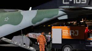 Urna com o corpo da turista brasileira Juliana Marins, 26, que morreu em uma trilha no vulcão Rinjani, na Indonésia, chega ao aeroporto do Galeão, no Rio de Janeiro, na terça-feira, 1º - Eduardo Anizelli / Folhapress