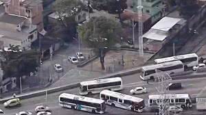 Dez ônibus são sequestrados e usados como barricada contra operação da PM no Rio - Reprodução / TV Globo