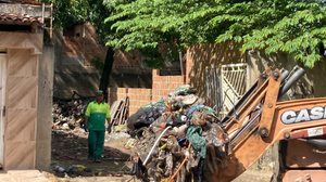 Dez toneladas de entulho são retiradas de casas após novas denúncias sobre acumuladores em Maceió - Reprodução / Secom Maceió
