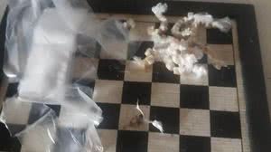 A segunda suspeita estava com uma quantidade de drogas pronta para a venda - Divulgação/PM