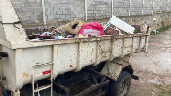 Roedores e escorpiões: duas caçambas de entulho são retiradas de residência, na Santa Amélia - Vigilância Sanitária