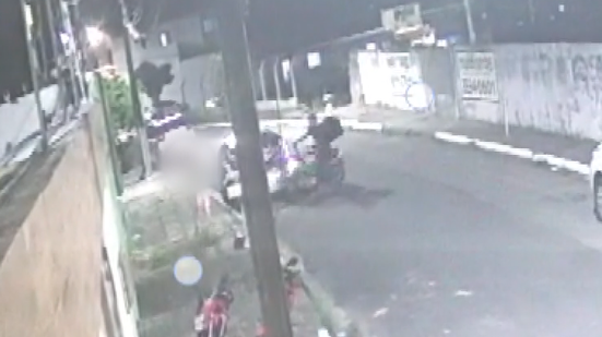 Entregador surpreende uma mulher e anuncia o assalto, levando o celular da vítima - Foto: Reprodução