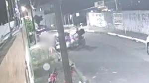 Entregador surpreende uma mulher e anuncia o assalto, levando o celular da vítima - Foto: Reprodução