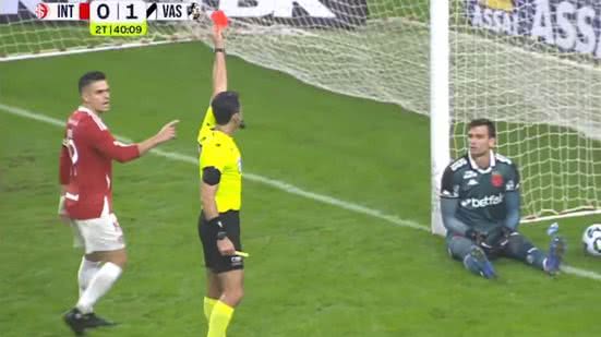 Árbitro explica vermelho a Léo Jardim e cita xingamento de cartola do Vasco - Reprodução / CazéTV