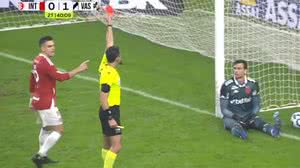 Árbitro explica vermelho a Léo Jardim e cita xingamento de cartola do Vasco - Reprodução / CazéTV