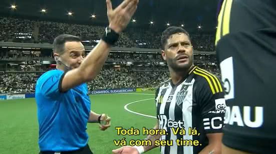 Hulk recebe cartão inusitado e fica indignado com árbitro: "É doido?" - Reprodução / ESPN