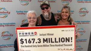 James Farthing, a mãe e a namorada celebram prêmio de R$ 950 milhões em loteria dos EUA - Reprodução