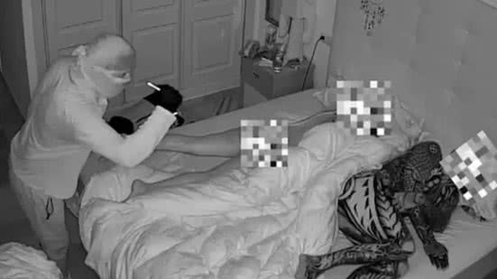 Mulher está deitada de bruços e o companheiro, com o corpo tatuado, ao lado - Reprodução / Redes sociais