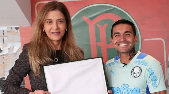 A presidenta Leila Pereira e o atacante Dudu na época em que o jogador estava no Palmeiras - Fabio Menotti / Palmeiras