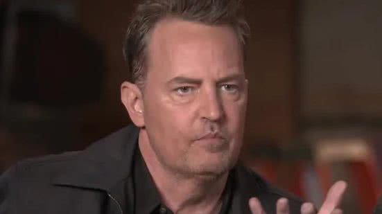 Matthew Perry na gravação do reencontro dos atores de Friends - Reprodução / Warner