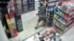 Briga começou dentro do mercadinho e terminou na frente do estabelecimento, com um homem ferido - Foto: Reprodução