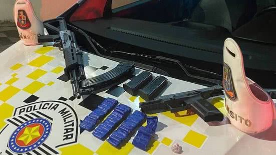 Mulher é presa com fuzil AK-47 e munições em ônibus interestadual em SP - Divulgação / PMSP