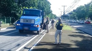 Operação Fluidez autua 23 veículos na Fernandes Lima por circulação irregular - DMTT