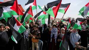 Imagem de 30 de março de 2022: palestinos participam de uma manifestação para comemorar o 46º aniversário do Dia da Terra, no porto da cidade de Gaza - Thenews2 / Folhapress