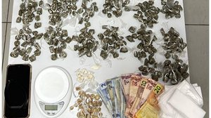 Policiais apreenderam encontraram 468g de maconha, 27g de crack e 7g de cocaína, além de dinheiro e balança - Foto: Ascom PM