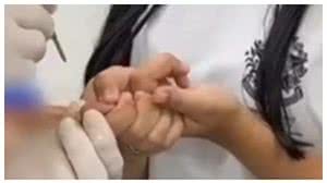 Professor é indiciado por furar dedos de 43 alunos com mesma agulha no ES - Reprodução / TV Gazeta ES