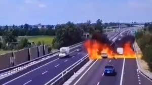 Avião ultraleve cai no meio da estrada e mata duas pessoas na Itália - Reprodução / X