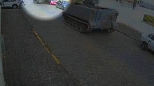 Tanque do Exército na contramão destrói lateral de carro em Ponta Grossa - Reprodução / Record